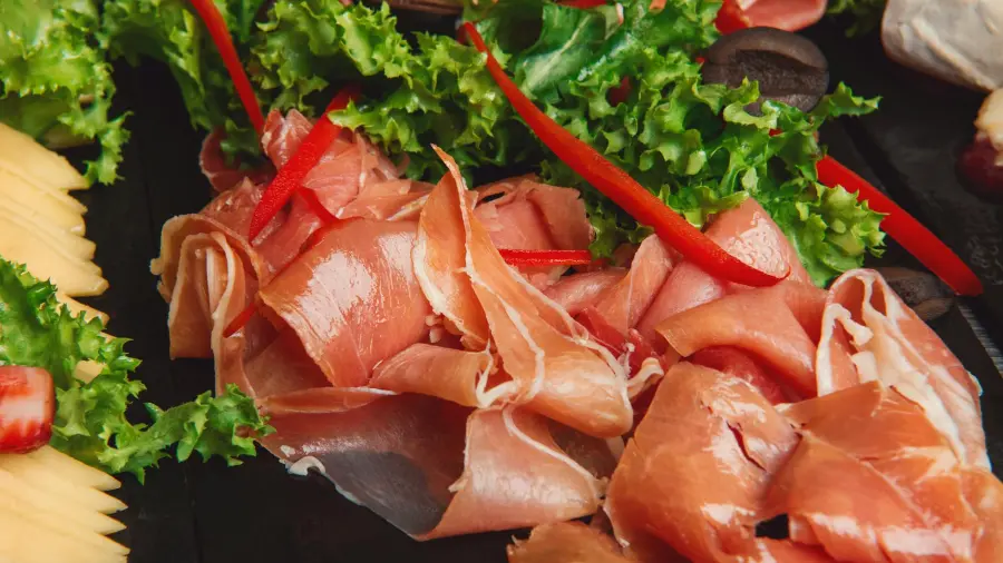 Prosciutto di Parma DOP: visita ai prosciuttifici e degustazioni nella Food Valley emiliana