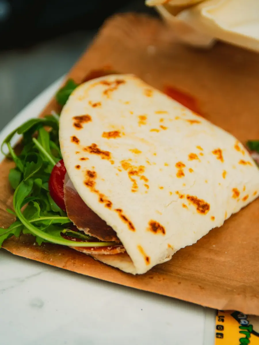 La piadina romagnola: storia, varianti regionali e dove mangiare la migliore tra Rimini e Ravenna