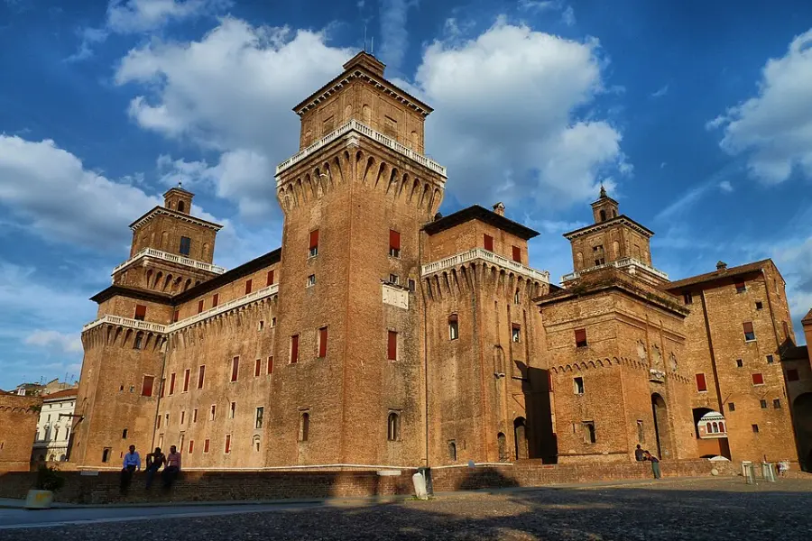 Il Castello Estense di Ferrara: storia dei d’Este, orari e perché è uno dei castelli più belli d’Italia
