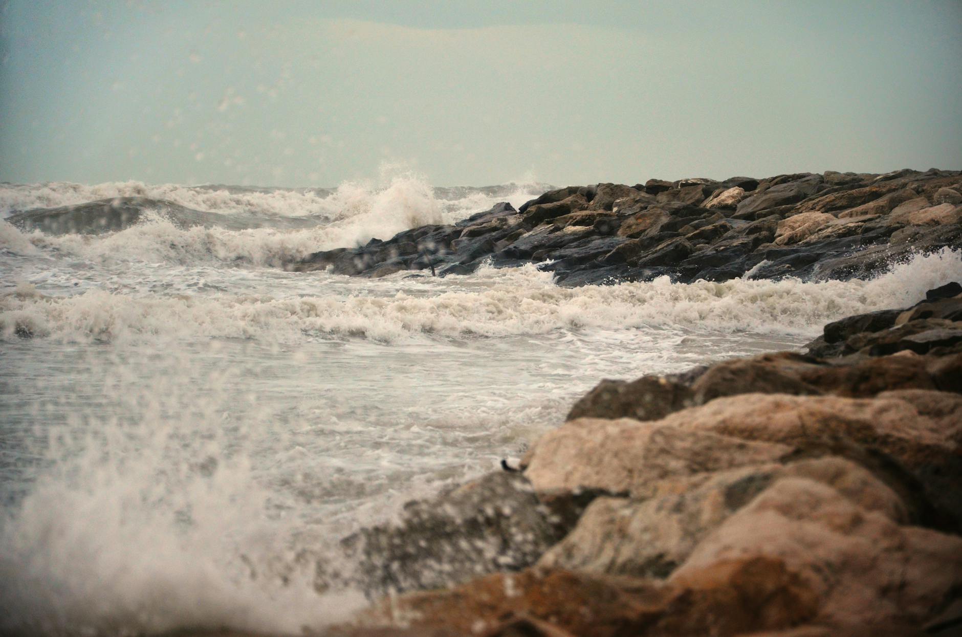 Mareggiata a Riccione, Vignali chiede interventi urgenti sulla costa