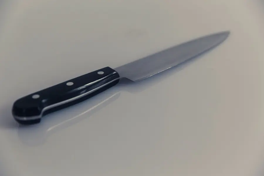 Medicina, minaccia una pensionata con un coltello al supermercato
