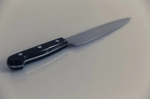 Medicina, minaccia una pensionata con un coltello al supermercato