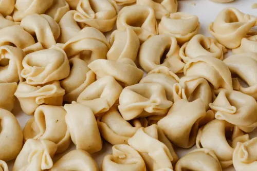Tortellini emiliani in brodo: ricetta e tradizione