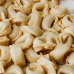 Tortellini emiliani in brodo: ricetta e tradizione