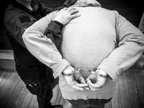 Imola, aggredisce due agenti e danneggia il Commissariato