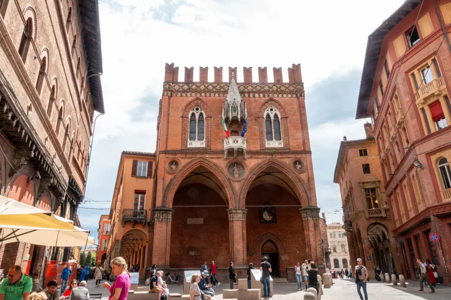 Bologna, pulizia straordinaria delle caditoie in centro ad agosto