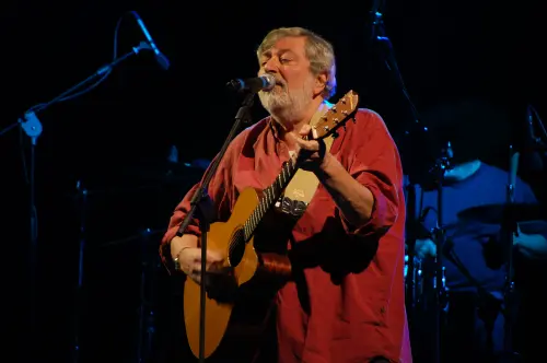 Reggio Emilia celebra Guccini con una mostra tra canzoni, memoria e visioni