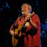 Reggio Emilia celebra Guccini con una mostra tra canzoni, memoria e visioni
